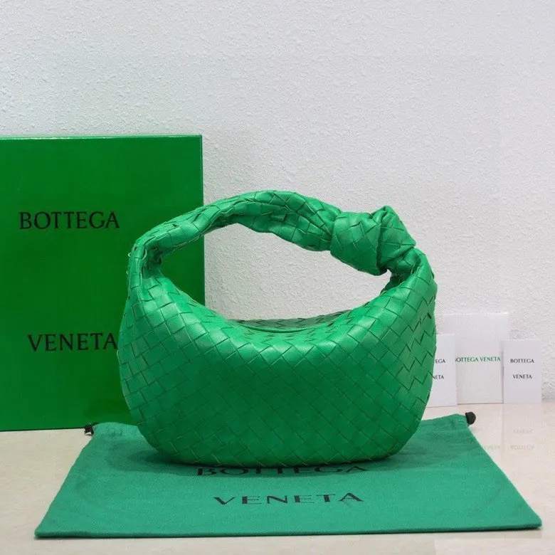 Batch 1460 BV Bottega Veneta 2022 Early Spring New Ladies Medium JODIE Handbag BV Bag 🔥The new method is to round the corners on the original basis and knot the round hobo bag with classic woven leather. The most iconic triangular pull-out design, using sheepskin draped soft shape, is super suitable for concave shapes~ Jodie feels really gentle to people, and is definitely the best item for daily matching. It has the same weave, new elements and twists, and is versatile. It is the new favorite of street style Internet celebrities! Size: 36*21*13 Model: 6697
